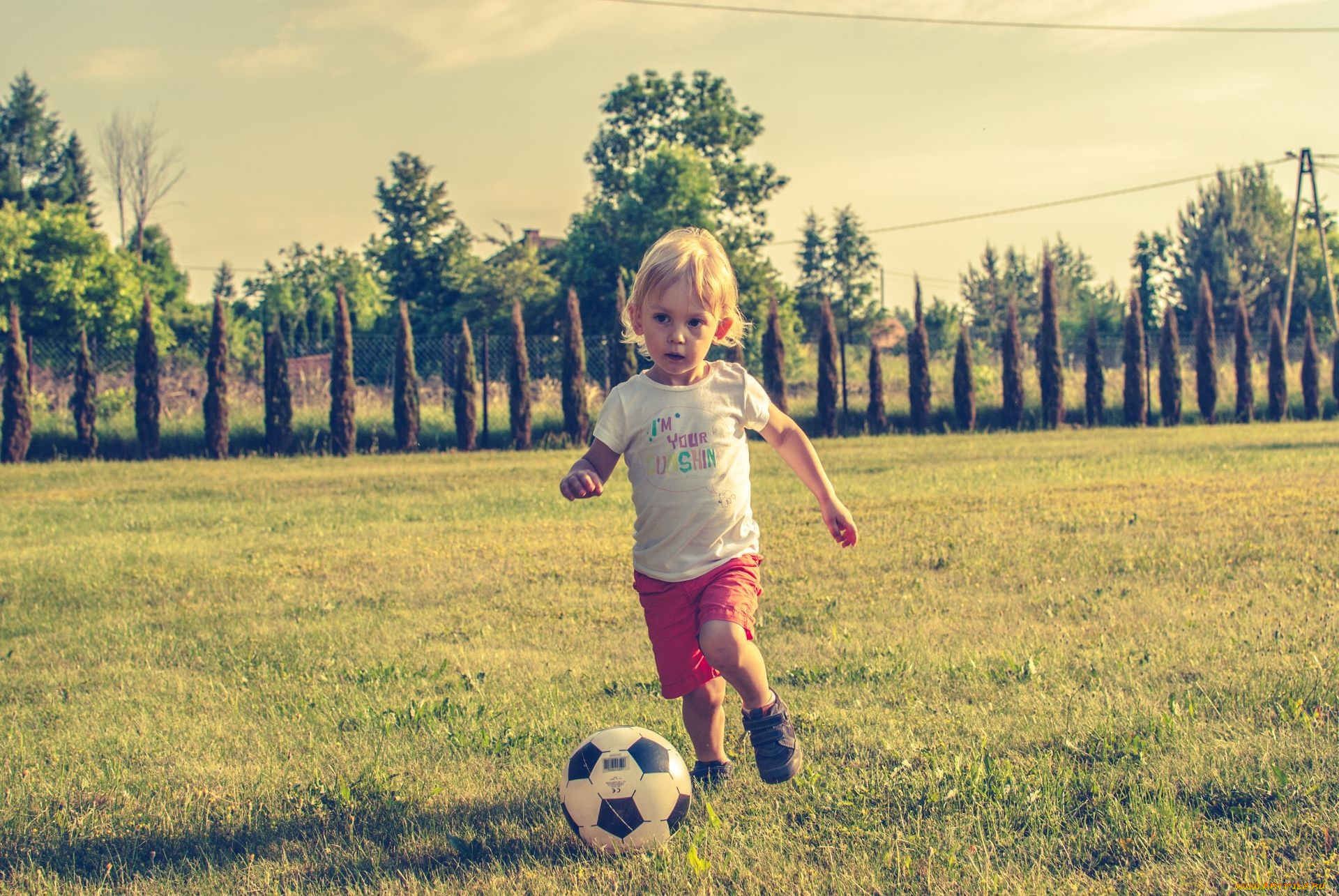 Мальчик с футбольным мячом
